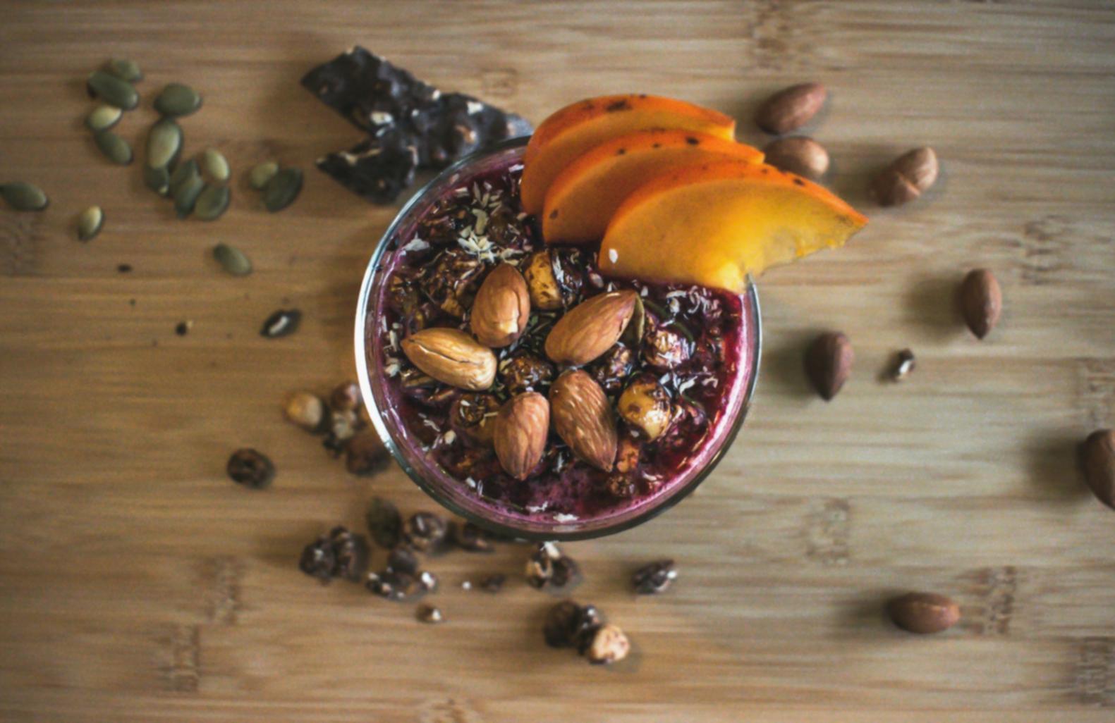 Persona preparando alimentos saludables en cocina moderna