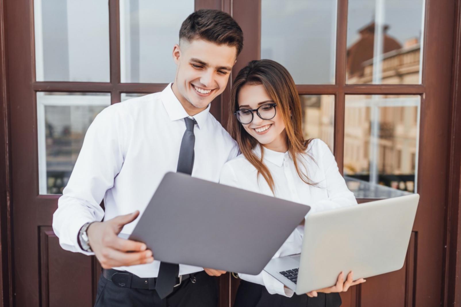 Mesa familiar con variedad de alimentos nutritivos y coloridos