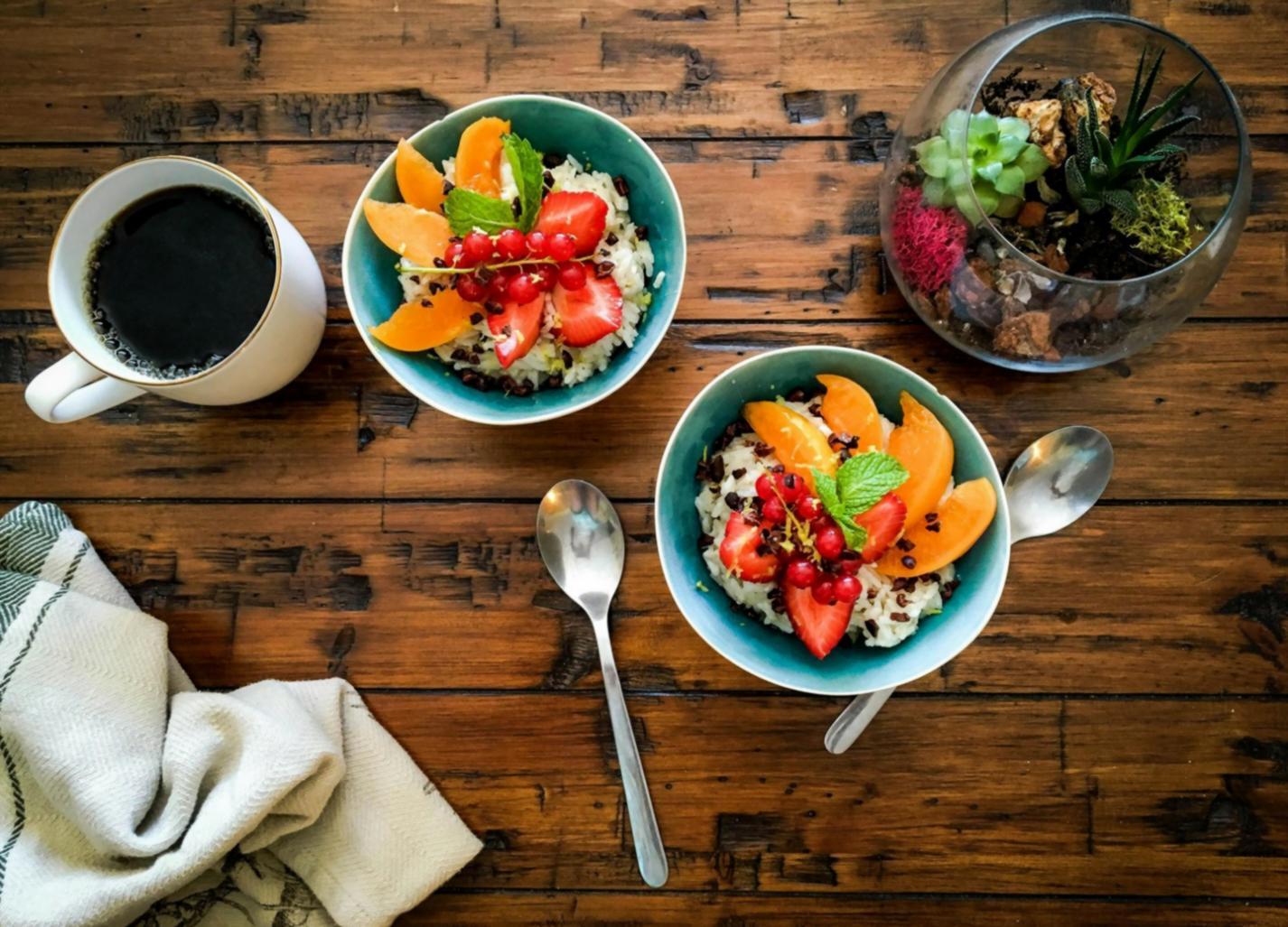 Profesional de la salud consultando materiales educativos sobre nutrición